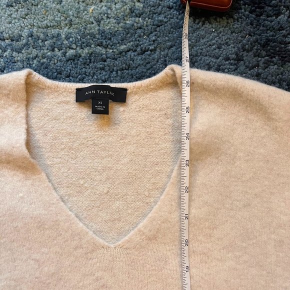 Ann Taylor White V-neck Sweater with Slit, Size XS - Picture 3 of 6